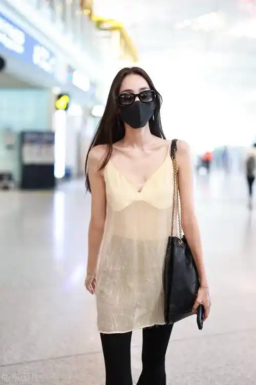 古力娜扎瘦成"排骨精"?穿鹅黄色吊带秀香肩锁骨,清凉又惹眼