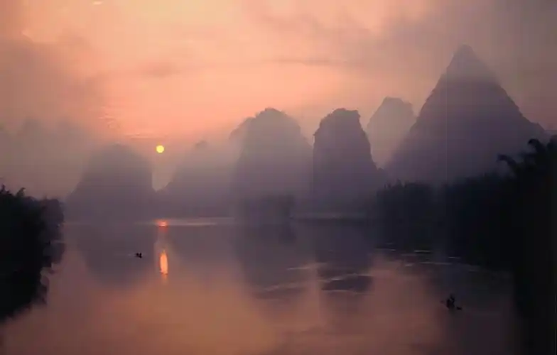 第二天,换了一个地方拍到了日出,漓江的山水又有了暖意.