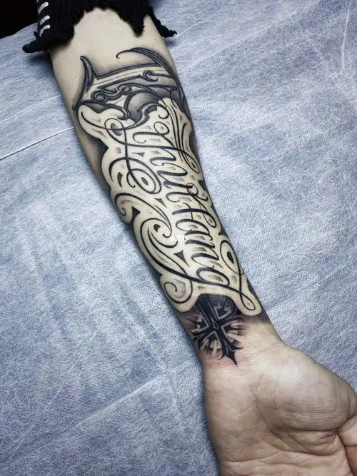 不管大图还是小图 每个顾客身上的纹身都是设计独一无二的 对于每个人