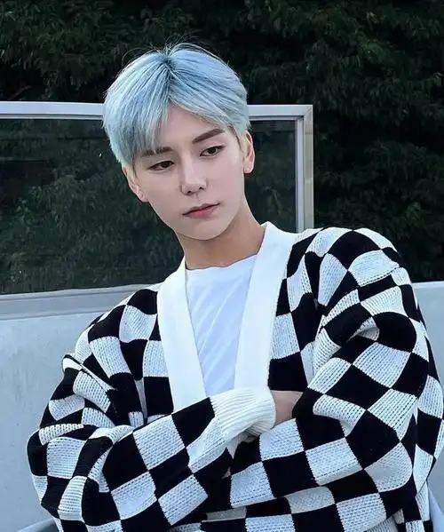 的夏季头发退到八度半染出来色彩更饱和八度半蓝色真的是很梦幻的颜色