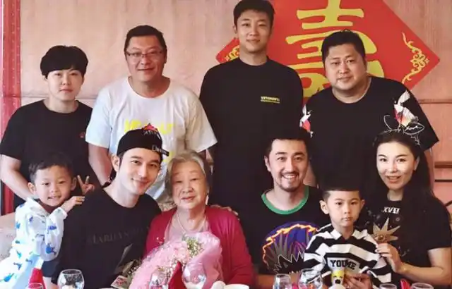 黄晓明带娃回青岛祝寿!小海绵正面照曝光,吐槽像baby整容前