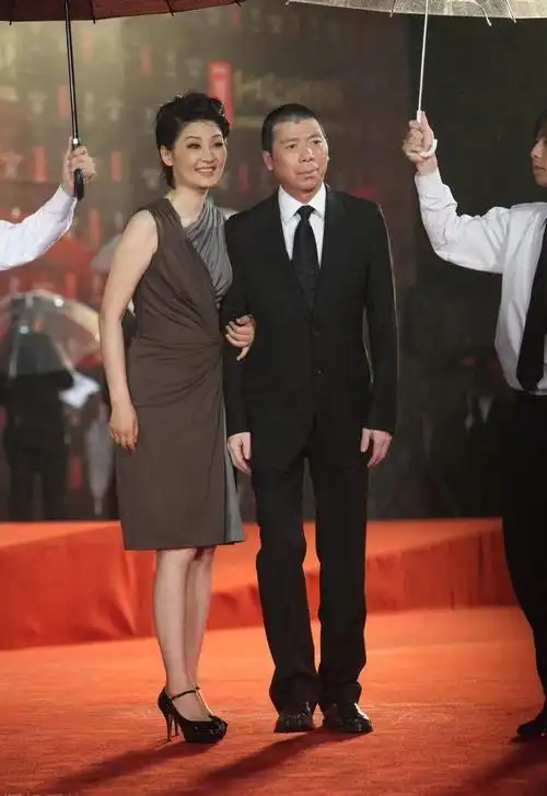 那时候,在大家的注视下,她毫不犹豫地推开老公想要抓美女的手,真是