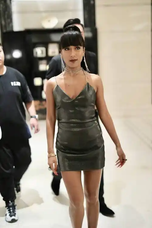 黑珍珠吉克隽逸穿墨绿色吊带裙扎高马尾厚重刘海也不沉闷