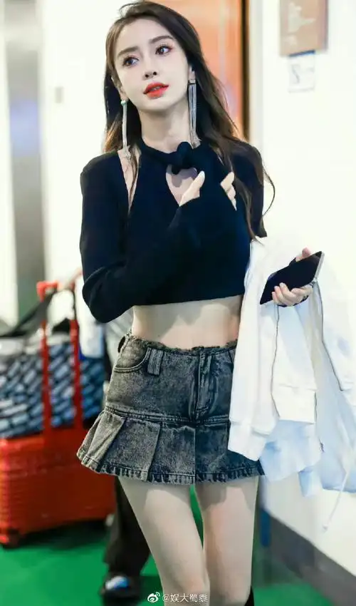 看看美女的腰和腹肌,baby好自律一女明星!