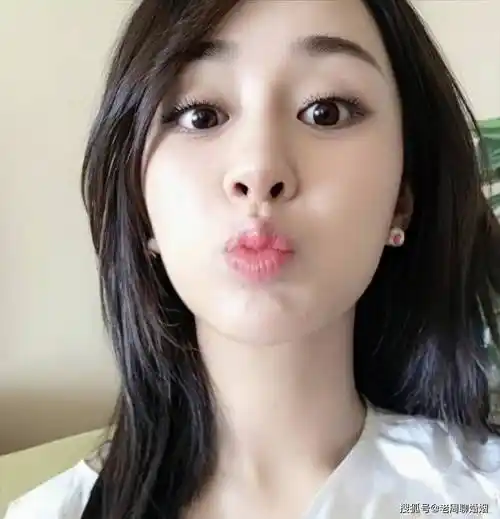 杨紫有谁能拒绝一只嘟嘟嘴的杨紫呢