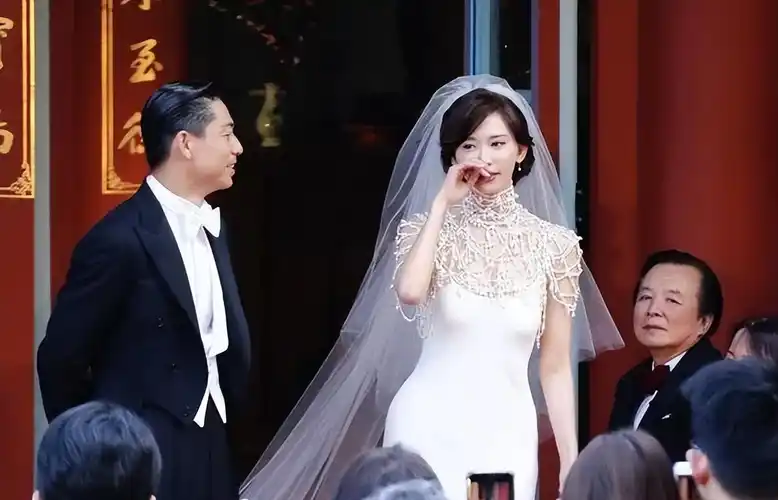 林志玲曝光结婚视频,穿上婚纱与丈夫热吻引众人尖叫