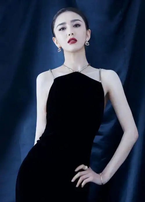 佟丽娅也太好看了吧穿黑色吊带裙秀美背这曼妙身姿真让人羡慕