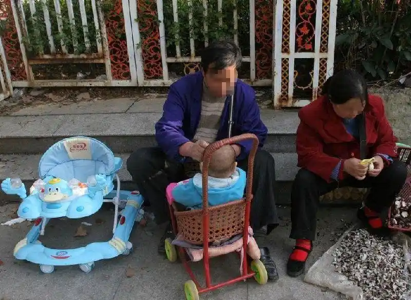 老两口为了减轻孩子的压力,选择放弃自己的老年生活,去大城市帮儿子