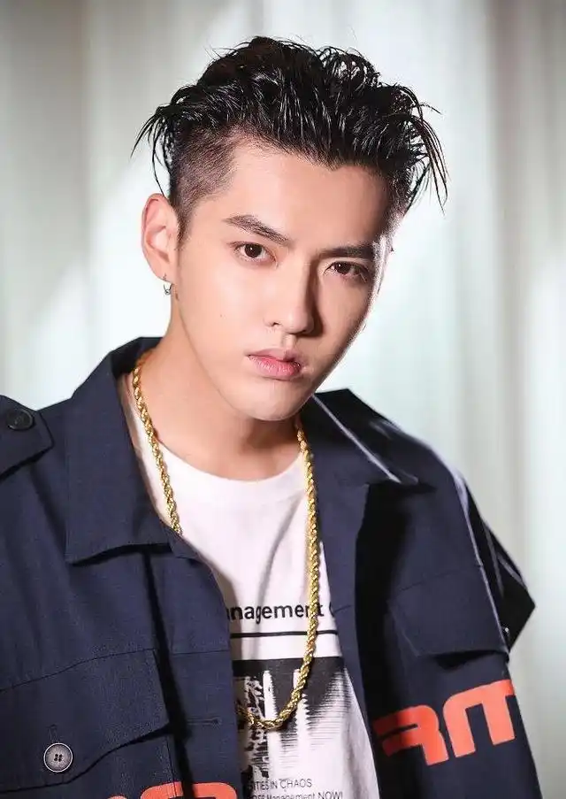 吴亦凡现身 大背头帅酷高冷 展现清爽活力与独特个性