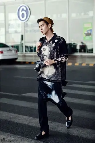 组图:张若昀街拍曝光 黑超短裙秀文艺复兴范儿 : 日前,张若昀机场街拍