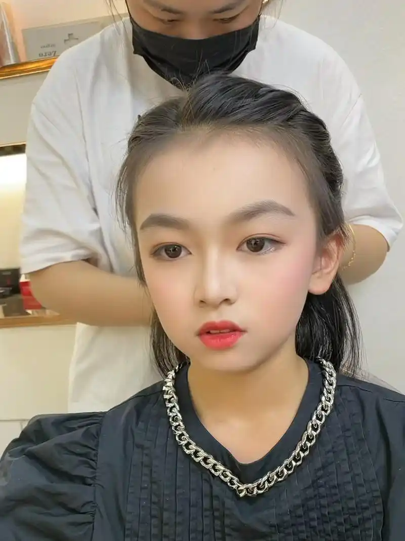 儿童舞台妆,这个是弹钢琴妆容,妆容干净自然 儿童舞台妆,非常干净自然