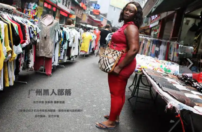 广州一男子被一群黑人街头围殴,围观黑人反而拍手叫好?