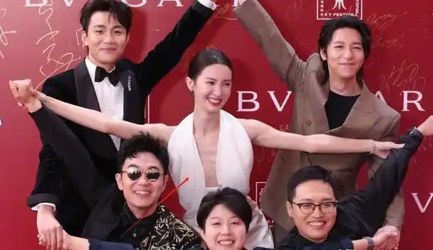 上海这一夜,大深v的姚晨和露骨的金晨,败给了又矮又土