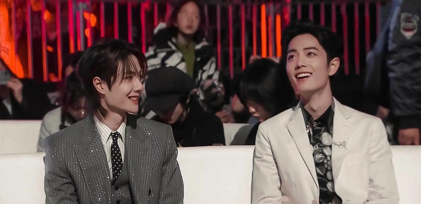 博君一肖# 博君一肖一起参加活动的照片,感觉王一博好喜欢看着肖战