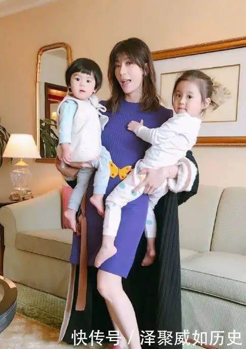 贾静雯修杰楷海边度假,咘咘和bo妞齐入镜,网友:羡慕这家人!