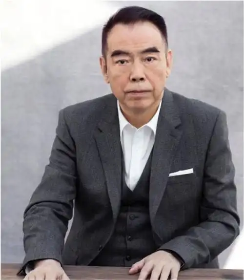 陈凯歌去ktv唱歌,有美女过来敬酒,陈凯歌说:我给你念首诗吧!