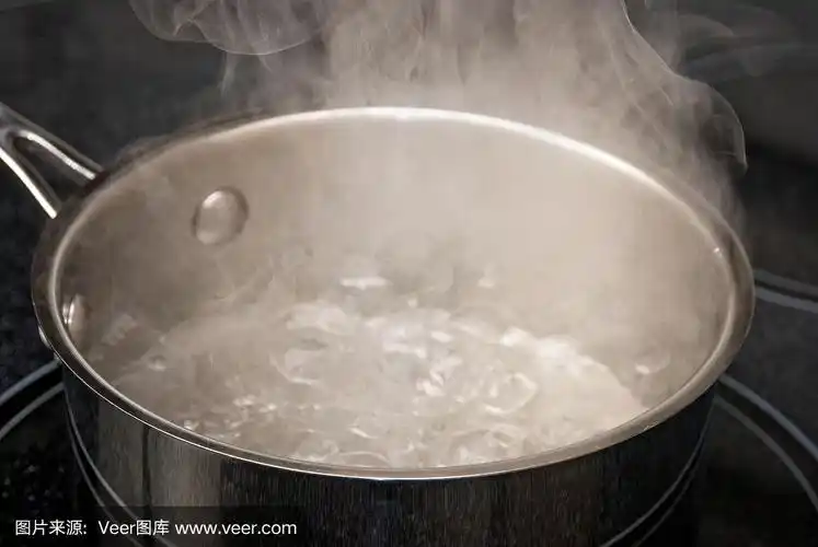 在炉子上烧水,水里有很多蒸汽.