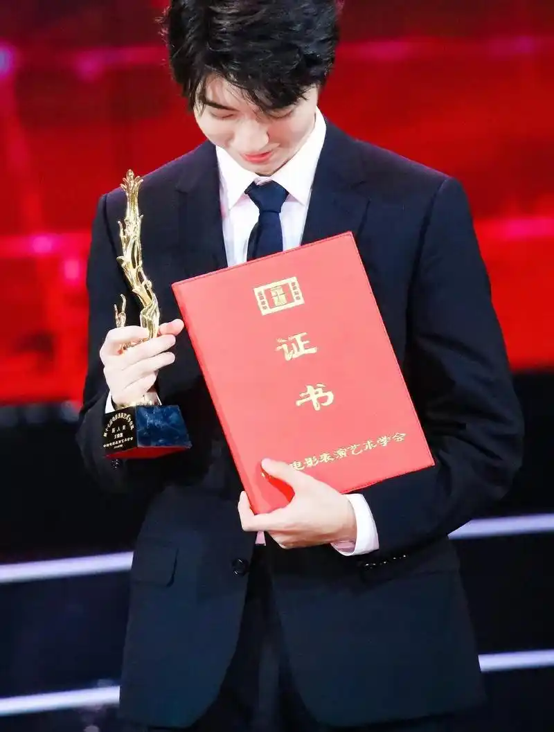 原创未来可期!王俊凯获金凤凰奖最佳新人奖,抑制不住偷笑,太可爱