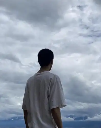 令人意外的是最近他也成了寸头,从照片可以看出头发非常短了,仅仅一张