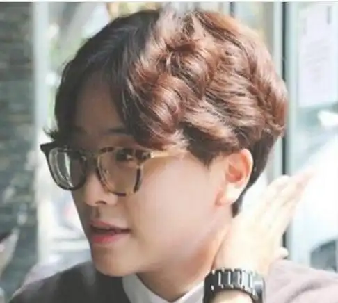 波浪卷发式的男生短发发型