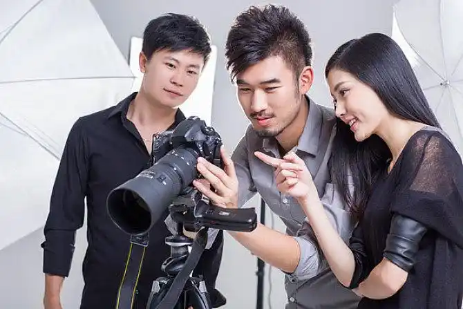 摄影师们在影棚工作