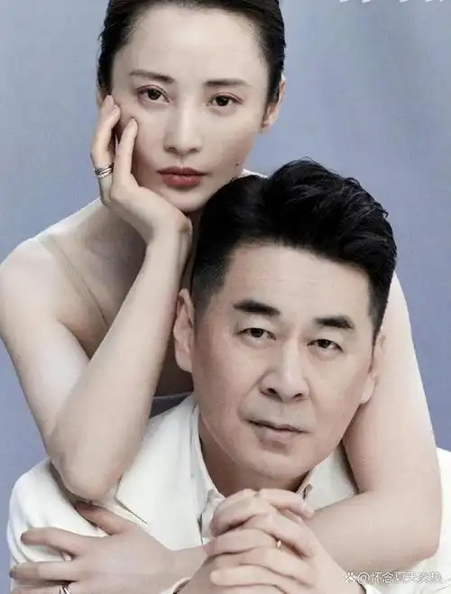 而陈建斌相较之下,就显得成熟稳重许多.