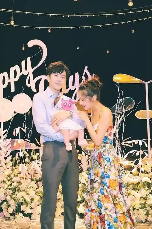 付辛博颖儿一家三口近照曝出!6岁小月亮长腿吸睛,36岁颖儿身材性感