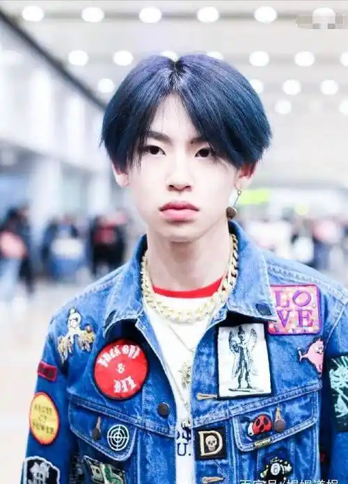 一头中分的黑色短发看上去飒爽有型,这样的发型很有年代感