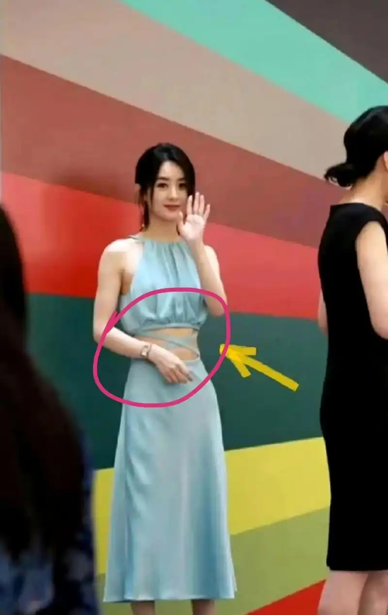 赵丽颖生完孩子腰更细 ​