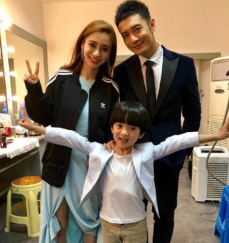 小海绵正脸被拍,撅嘴模样软萌又可爱,跟19岁的杨颖像复制粘贴_baby