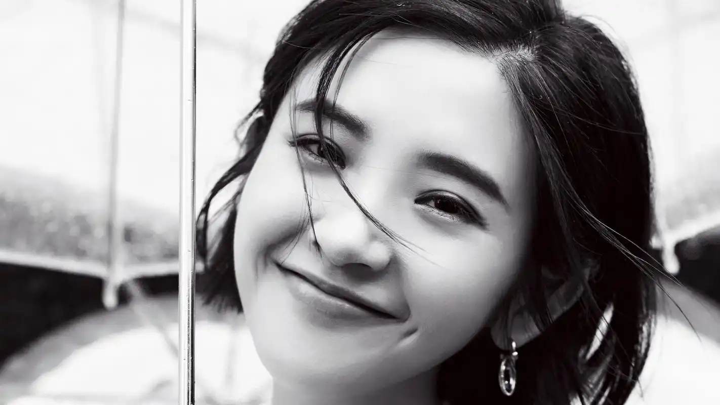 唐艺昕黑白宽屏桌面高清壁纸