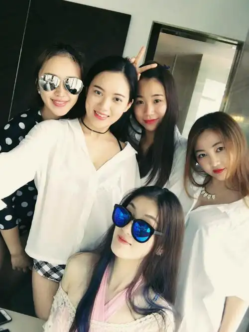 谁说当了妈以后没自由,闺蜜五人三亚行