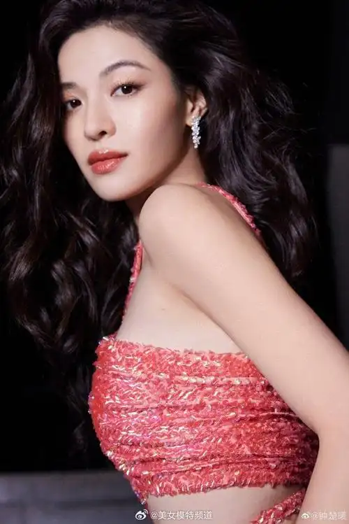 钟楚曦一袭粉色曳地长裙秀身材 波浪卷发搭红唇风情万种