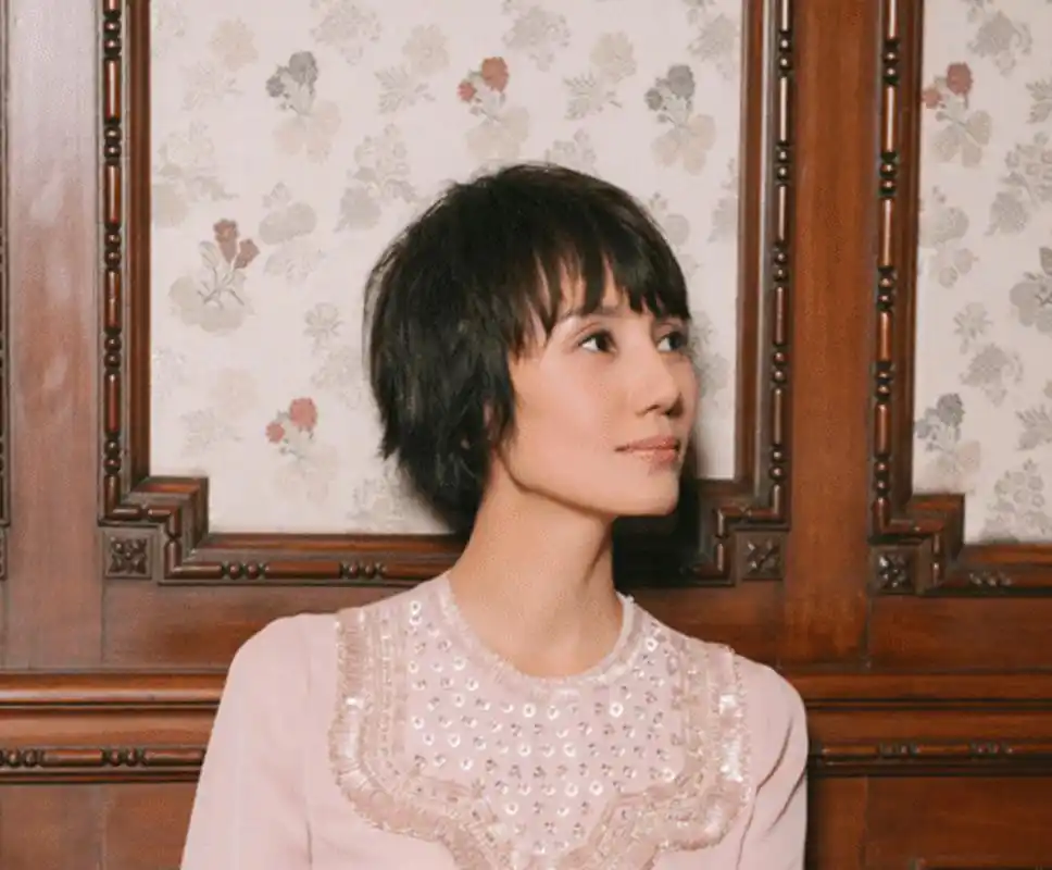 袁泉接长发美到认不出!微卷低马尾配连体裤,浪漫雅致太温柔