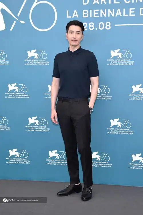 赵又廷polo衫配西裤沉稳有型