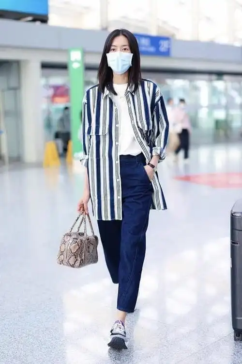 刘雯真是t台体质穿很普通的衬衫加裤子气质依旧光彩照人