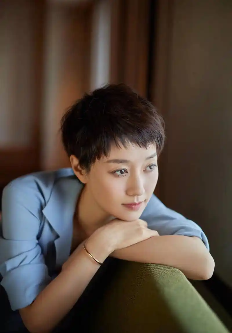 马伊琍终于换回齐耳短发搭配全身她有一头金光闪闪中又带着点点