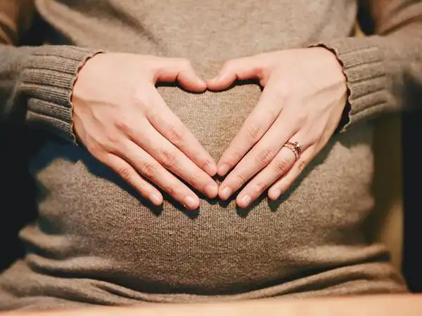 五个月怀男孩平躺是在小腹下而不是上吗