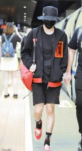 易烊千玺黑袜子搭配红色帆布鞋潮范十足, 网友: 这腿也太细了吧!