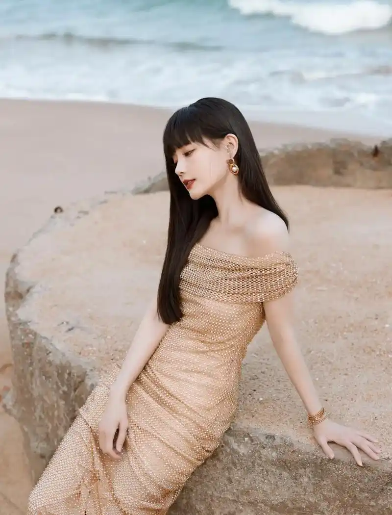 李一桐身着金色一字肩珠网礼服亮相伊菲丹品牌活动,身材纤细尽显美感