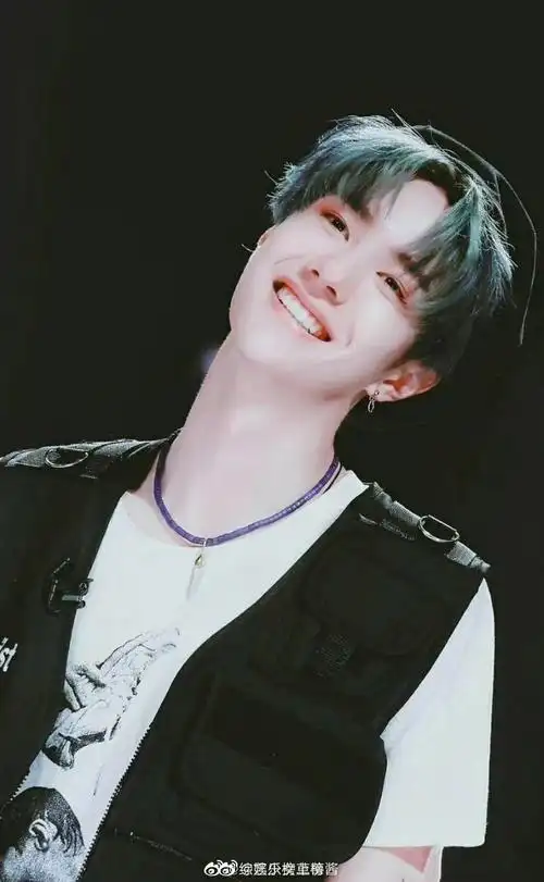 王一博歪头鲨一宝小朋友日常可爱行为