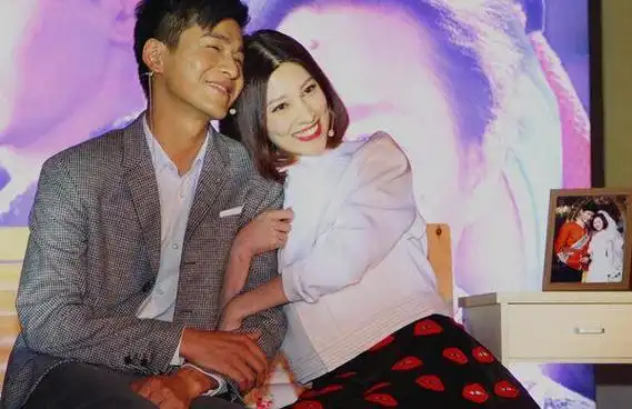 谁红和谁玩杨幂开始捆绑张小斐她们的同学关系真是太有意思了