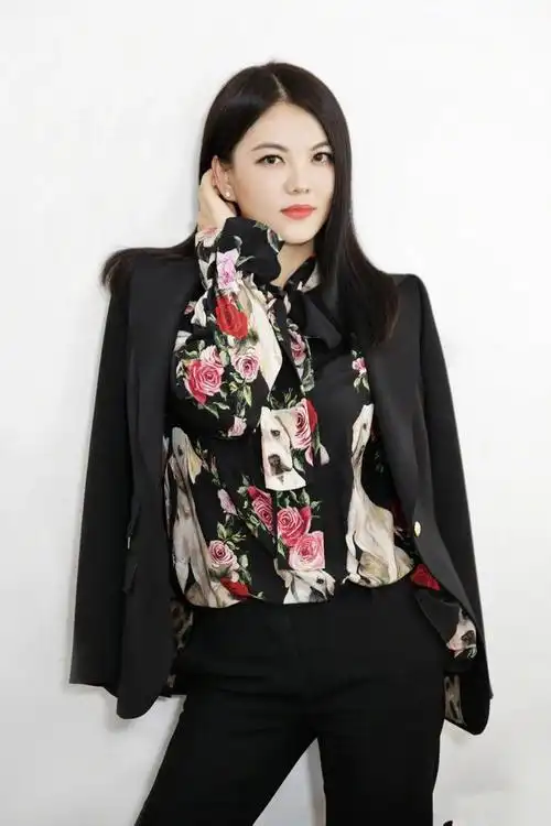 李湘106斤的身材好丰满一袭红裙曲线傲人丰腴之美太高贵了