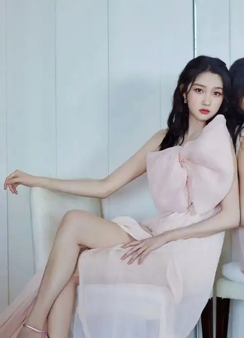 关晓彤写真身穿抹胸粉裙,大秀白皙的香肩和大长腿-爱读书
