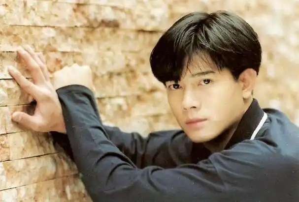 近日,香港天王郭富城在社交媒体上晒出一组庆生照片,为妻子庆祝生日.