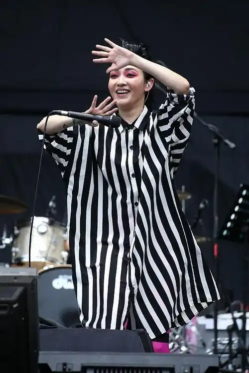 范晓萱短发造型好有气势身穿黑白色西装看起来又美又飒