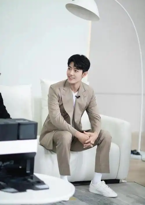 1836厘米身高的肖战穿一身灰色西装简约潇洒又帅气