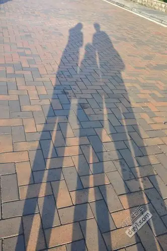 夕阳下我们一家三口的影子