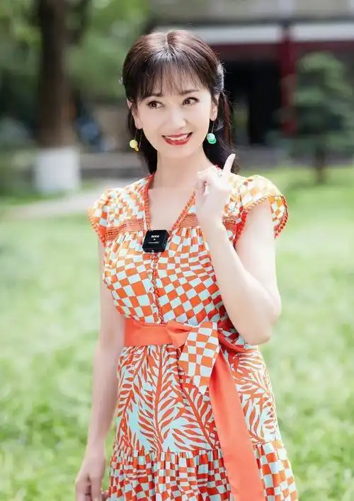 70岁赵雅芝不认老竟敢穿超短裤,大秀性感美腿,远看就像一少女