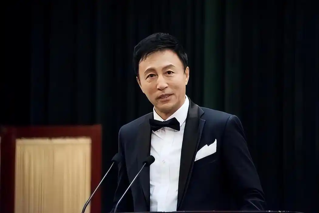 王洛勇:娶19岁的丁宁为妻,婚后独闯国外十几年,妻子照顾家庭